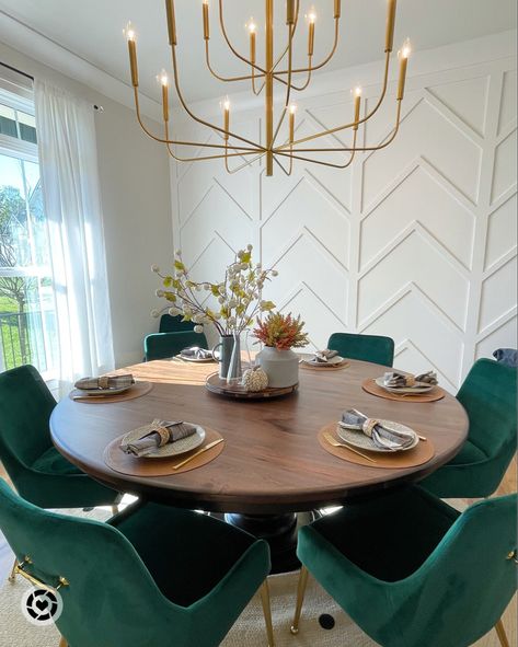 Emerald Green Living Room, Gold Dining Room, Green Dining Room, Green Dining Chairs, Gold Living Room, Dinning Room Design, Dinner Room, Living Room Green, Dining Room Small