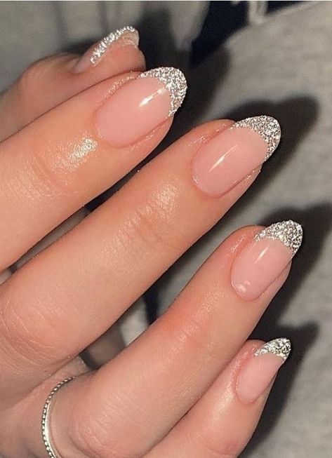 Winter Nails New Years, Newyear Nail Design, Cute Nails New Years, Nail Inspo New Years Eve, Nails Inspiration New Years Eve, New Years French Nails, New Year New Nails, New Years Nail Inspiration, New Year Nails Gold