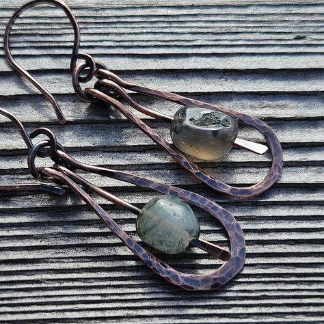 Hammered copper earrings featuring natural moss agate beads. Created by hand with love 🤎 #gemstonejewelry #gemstoneearrings #earrings #mossagate #agate #agatejewelry #copperjewelry #earthyjewelry #jewelry #twystedpetals #handmadejewelry #bohochic #bohostyle Hammered Copper Earrings, Wire Wrap Jewelry Designs, Artisan Jewelry Handmade, Earthy Jewelry, Jewelry Advice, Boho Chic Style, Rock Jewelry, Agate Earrings, Rustic Boho