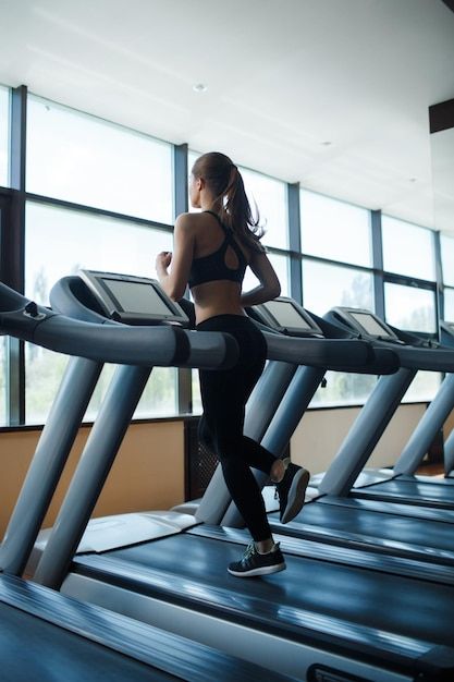 Foto grátis jovem no ginásio de fitness | Free Photo #Freepik #freephoto #fitness #mulher-esporte #pessoa-fitness #mulher-fitness Woman Exercising, Treadmills For Sale, Best Gym Equipment, Elliptical Cross Trainer, Walking Machine, Good Treadmills, Gym Machines, Fitness Experts, Fitness Activities