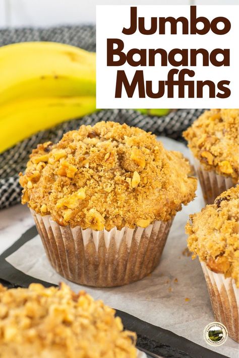 This easy recipe for banana nut muffins with crumb topping can be made in a jumbo muffin tin, a regular muffin tin or you can make mini muffins with this recipe. Homemade Banana Muffins, Banana Streusel Muffins, Banana Walnut Muffins, Banana Muffins Easy, Banana Nut Muffins, Streusel Muffins, Banana Muffin Recipe, Muffin Streusel, Banana Bread Muffins