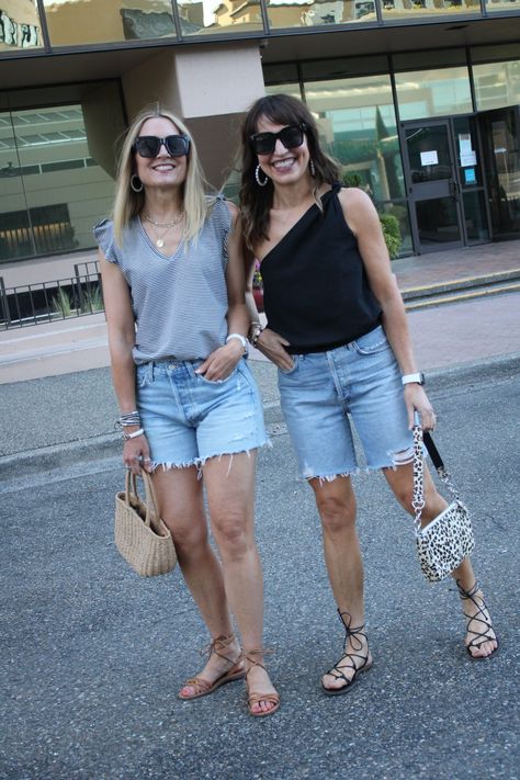 Denim Bermuda Shorts Outfit, How To Style Bermuda Shorts, Bermuda Shorts Outfit, Dark Denim Shorts, Denim Shorts Style, Summery Outfits, Summer Shorts Denim, Denim Shorts Outfit, White Denim Shorts