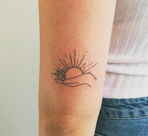 Hands Holding Sun Tattoo, Hand Sun Tattoo, Hand Holding Sun Tattoo, Sunbeam Tattoo, Teeny Tattoos, Half Sun Tattoo, Natural Tattoos, Tattoo Sunset, Sky Tattoo