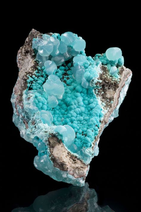 Smithsonite With Aurichalcite, Kelly Mine, Magdalena, New Mexico, USA, Small Cabinet, 9.0 x 7.0 x 4.0 cm, A very rare… Geology Rocks, Rock Minerals, Pretty Rocks, Beautiful Rocks, Aqua Turquoise, Mineral Stone, Minerals And Gemstones, Rocks And Gems, Gems And Minerals