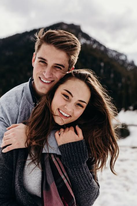 Couple Pose Mountain, Cool Poses For Couples, Couple Pose In Mountain, Couple Goal Poses, Couple Poses In Mountains, Pine Tree Couple Photos, Couple Poses Mountain, How To Pose For Pictures With Boyfriend, Couple Poses Outside