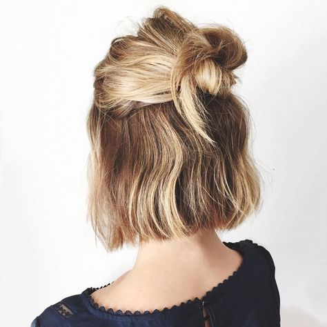 These nine styles are pro-approved, Instagram-worthy, and guaranteed not to cut into your beauty sleep. Half Bun Hairstyles, A Messy Bun, Fall Hair Cuts, Penteado Cabelo Curto, Cute Hairstyles For Short Hair, Quick Hairstyles, Hair Dos, Messy Bun, Half Up