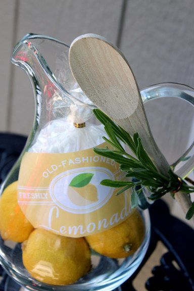 Upgrade a pitcher by turning it into a homemade lemonade kit. Summer Hostess Gift, Pitcher Gift, Hostess Gifts Summer, Diy Hostess Gifts, Inexpensive Diy Gifts, Diy Lemonade, Diy Gifts Cheap, Diy Gifts To Make, Lemonade Pitcher