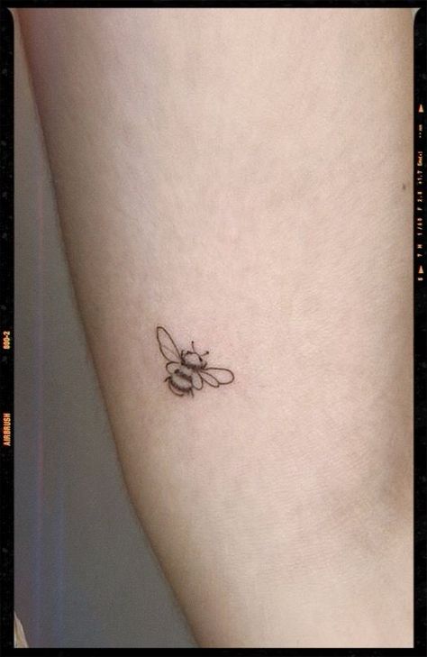 Small Tattoo Designs Simple, Delicate Bumble Bee Tattoo, Cute Minimalistic Tattoos For Women, Mini Bumble Bee Tattoo, Bee Tattoos Simple, Minimalist Bee Tattoo Outline, Butterfly And Bee Tattoo Small, Animated Bee Tattoo, Minimalist Bumble Bee Tattoo