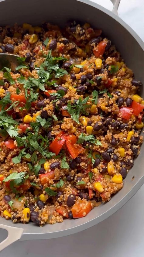 Looking for a new favorite weeknight dinner? Try this One Pan Mexican Quinoa! Ready in less than 30 minutes, it's a breeze to whip up and keeps the dishwashing to a minimum. Ideal for a speedy dinner or as a tasty meal prep option for lunch on the move. Plus, it's both vegan and vegetarian friendly. One Pan Mexican Quinoa, Vegan Protein Recipes, Mexican Quinoa, High Protein Vegan Recipes, Vegetarian Meal Prep, Delicious Lunch, Healthy Food Dishes, Vegetarian Lunch, Vegetarian Recipes Easy