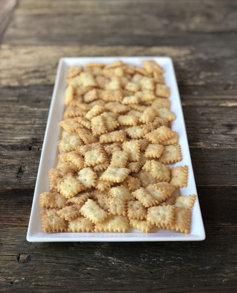 White Cheddar Cheese Its, White Cheddar Crackers, Cheese Cracker Recipe, Homemade Crackers Recipe, Chedder Cheese, Cheddar Crackers, Diy Cheese, Crackers Recipe, Homemade Crackers