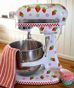 Cottagecore Kitchen Utensils, Strawberry House Decor, Strawberry Themed Kitchen, Strawberry Kitchen Decor, Strawberry House, Strawberry Cottage, Strawberry Things, Strawberry Kitchen, Strawberry Decorations