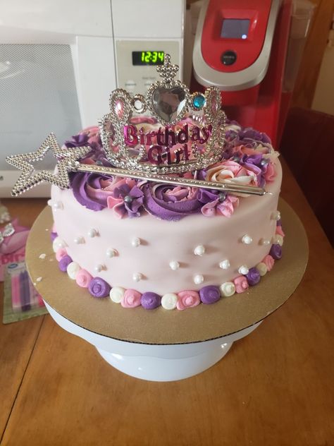 Single Tier Princess Cake, One Tier Princess Cake, Princes Cakes Birthday Simple, Simple Princess Birthday Cake, Round Princess Cake, Royal 5ness Birthday Cake, Princess 4th Birthday Cake, Easy Princess Birthday Cake, Princess Birthday Cake Ideas Simple