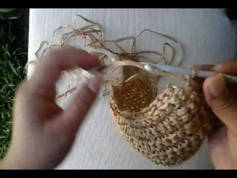 Bolso imitación DOLCE & GABBANA tejida a crochet con rafia - YouTube Diy Straw, Crochet Videos Tutorials, New Haircuts, Dolce E Gabbana, Hacks Diy, Crochet Videos, Cute Bags, Diy Bag, Diy Crochet