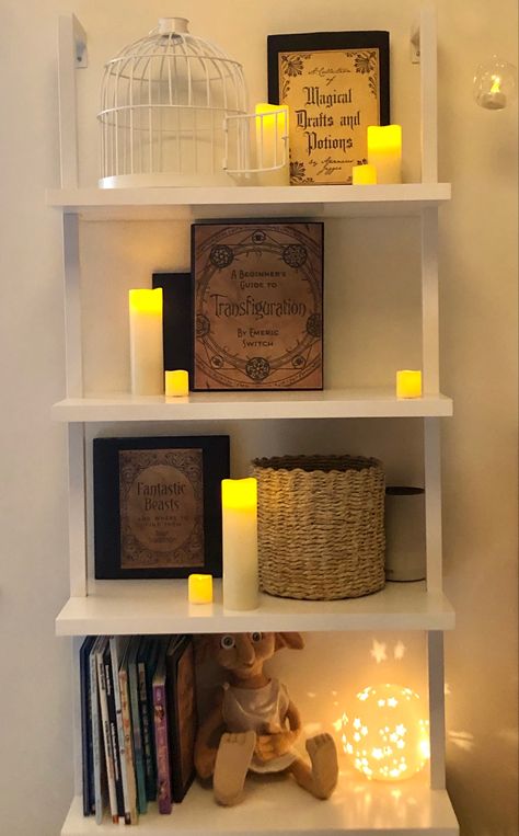 Harry Potter Inspired Bedroom Kids, Work Shelves Decor, Harry Potter Dining Room Decor, Harry Potter Bookshelf Decor, Bedroom Decor Harry Potter, Harry Potter Inspired Room Decor, Modern Harry Potter Room, Harry Potter Corner In Room, Room Inspo Harry Potter