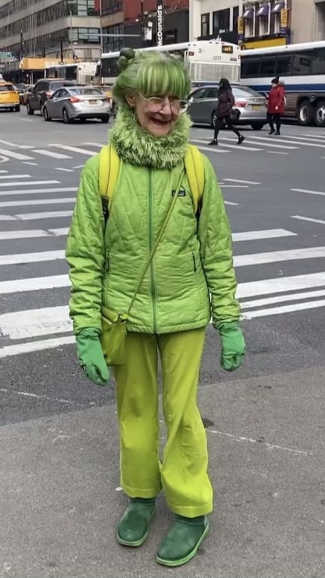 Old People Outfits, Old People Clothes, Weird Aesthetic Outfits, Ugly Outfit, Weird Clothing, Granny Chic Fashion, Ugly Clothes, Ugly Fashion, Green Lady