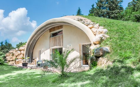 Eco Construction, Earth Sheltered Homes, Casa Hobbit, Dome Building, Organic House, Earth Sheltered, Dome Home, Eco Architecture, Natural Homes