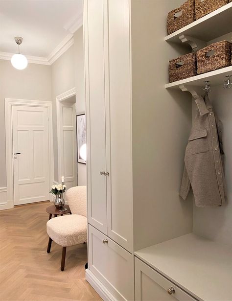 34 kvadrat inredningsblogg – Metro Mode - Sida 4 Mudroom Cabinets, Hallway Inspiration, Closet Renovation, Mud Room Storage, Interiors Dream, Hallway Storage, Apartment Inspiration, Living Room Inspo, Scandinavian Home