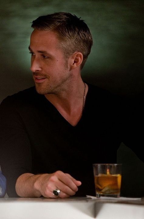 Ryan Gosling on ''Crazy Stupid Love'' (2011) #ryangosling Ryan Gosling Style, Ryan Thomas, Remember The Titans, Райан Гослинг, Mens Lifestyle, Ryan Reynolds, Ryan Gosling, Celebrity Crush, Gq