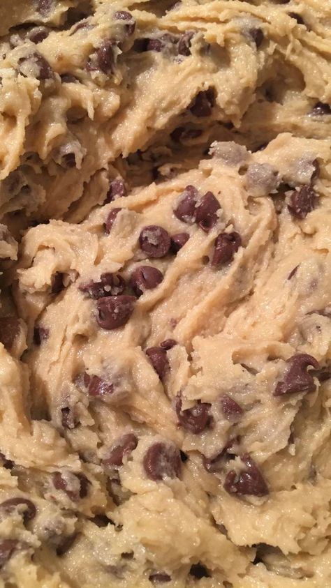 Cookie Dough Pictures, Cookie Dough Aesthetic, Aesthetic Chocolate Chip Cookies, Chocolate Chip Cookies Aesthetic, Chocolate Chip Cookie Asethic, Chocolate Chip Cookie Dough Ice Cream Aesthetic, Raw Cookie Dough, Food Texture, Choco Chips