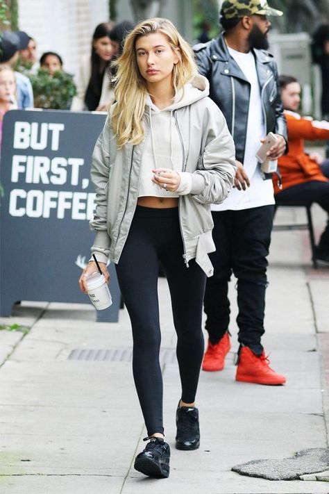 Hailey Baldwin post-gym in a silver bomber jacket, cropped hoodie and black leggings. Celebrity Style Jeans, Sneakers Fashion Outfits, Workout Attire, Gym Style, Celebrity Look, Professional Outfits, Show Us, Ladies Dress Design, Gym Wear