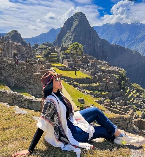 Machu Pichu Photoshoot, Peru Pictures Ideas, Machu Pichu Outfits Women, Huacachina Peru Outfits, Cuzco Peru Outfit, Machu Pichu Outfits, Outfits Cusco Peru, Macchu Picchu Trip, Cusco Peru Photography