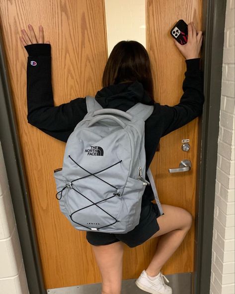 North Face Backpack Aesthetic, School Backpacks Aesthetic, Backpacks For High School, Preppy School Supplies, High School Backpack, North Face Bag, School Bag Essentials, Backpack Essentials, Aesthetic Backpack