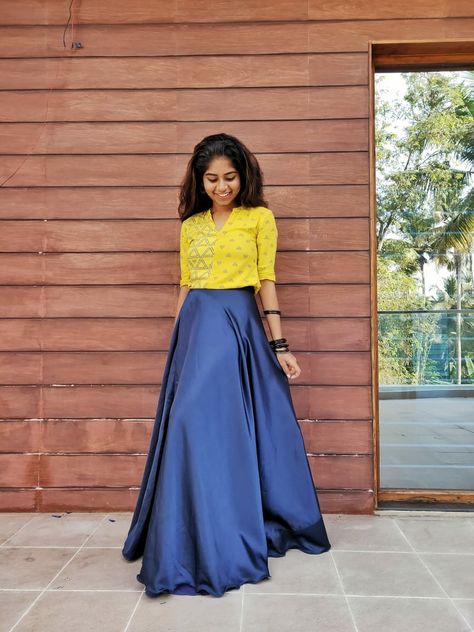 Long kurthi top folded to top with long skirt Flay Skirt, Simple Party Wear, Top With Long Skirt, Baggy Crop Top, How To Do Nails, Long Skirt, Party Wear, High Waisted Skirt, Maxi Skirt