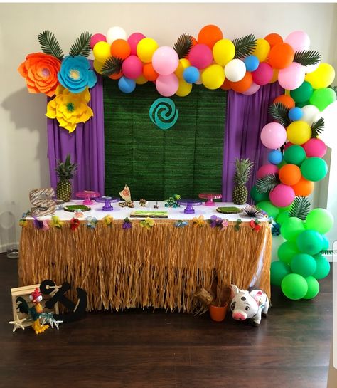 Moana dessert table decoration idea Mona Birthday Party Themes, Moana Cake Table Ideas, Moana Birthday Desert Table, Moana Dessert Table, Moana Birthday Backdrop Ideas, Moana Themed Backdrop, Moana Stage Design, Birthday Table Setup, Dessert Table Decor