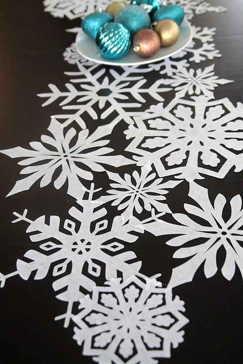 Snowflake DIY Table Runner | This DIY winter decor will look awesome in your home! Diy Winter Decor, Diy Table Runner, Snowflake Centerpieces, Snowflake Diy, Snowflake Table, Diy Christmas Snowflakes, Ward Christmas Party, Diy Christmas Table, Table Runner Diy