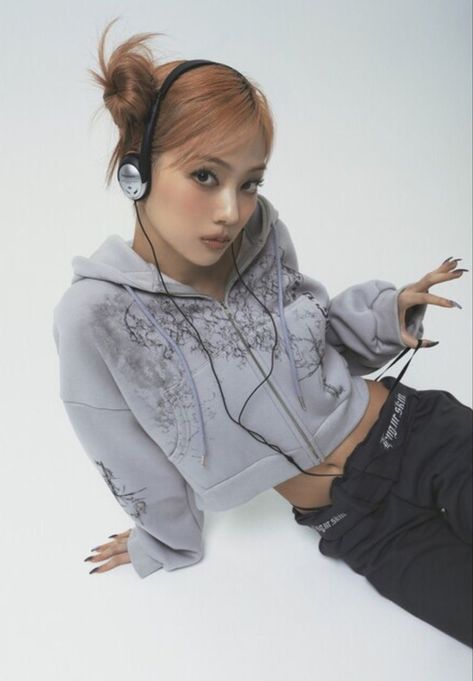 Person With Headphones Reference, Y2k Photoshoot, Chinese Fashion, Clothes Pictures, Ghibli Art, Photoshoot Concept, Human Poses, Pose Reference Photo, Oversized Hoodie