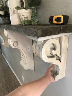 Hallway Hamper, Chic Mantle Decor, Diy Mantle Shelf, Shelf With Corbels, Shabby Chic Weihnachten, Diy Mantle, Farmhouse Mantle, Corbel Shelf, Decor Shelves