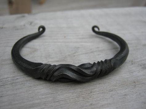 Forged bracelet. Blacksmith Forge, Iron Jewelry, Blacksmith Projects, La Forge, Forging Metal, Steel Art, Metal Projects, Metal Words, Forged Iron