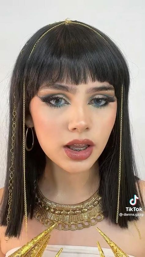 Cleopatra Inspired Outfit, Cleopatra Makeup Ideas Egyptian Goddess, Dark Hair Costumes Halloween, Cleo De Nile Hair, Gold And Blue Outfit, Cleopatra Makeup Ideas, Egyptian Makeup Goddesses, Cleopatra Hairstyle, Cleopatra Halloween Makeup