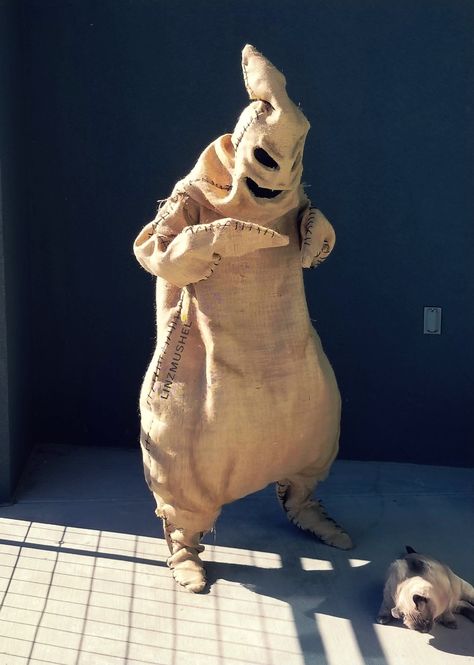 Oogie Boogie Diy Costume, Oogy Boogy Costume, Oggie Boggie Disfraz, Halloween Scary Costume Ideas, Oogie Boogie Costume Diy, Oggie Boogie Costumes Diy, Oogie Boogie Disfraz, Diy Oogie Boogie Costume, Oogie Boogie Cosplay