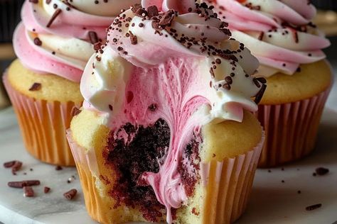 Heavenly Neapolitan Cream Cupcakes - recipestasteful Neopolitan Cupcakes Recipe, Neopolitan Cupcakes, Neapolitan Cupcakes, Frozen Cheesecake, Pudding Cheesecake, Banana Pudding Cheesecake, Gluten Free Cheesecake, Cream Cupcakes, Strawberry Slice