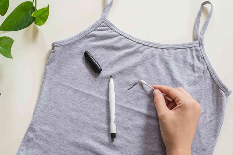 Permanent marker stains can be difficult to get out of clothes. Learn what product to use and tips to remove permanent marker ink stains from clothes. Ink Out Of Clothes, Remove Permanent Marker, Pink Marker, Marker Stain, Sharpie Pens, Sharpie Marker, Ink Stain, Fabric Markers, Permanent Marker