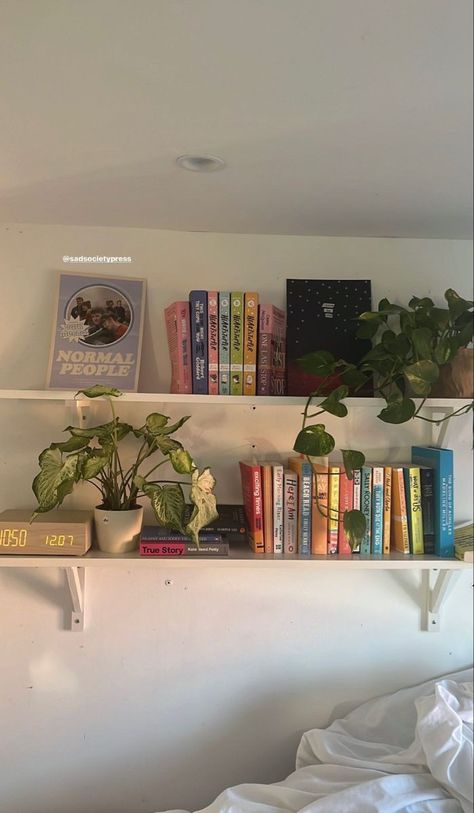 Wall Shelf With Books, Wall Shelf Aesthetic Decor, What To Put In Shelves, Shelf Decor Over Bed, Cute Bookshelves Bedrooms, Shelf On Wall For Books, Room Ideas For Readers, Cute Wall Bookshelves, Floating Shelves Aesthetic Bedroom