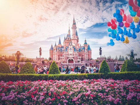 Shanghai Disney Resort is the first Disney Resort in mainland China and the second within the whole China region. Couples Disney, Disney World Castle, Disney Cute, Disneyland Castle, Disney Free, Disney Characters Wallpaper, Disneyland Pictures, Wallpaper Disney, Shanghai Disney Resort