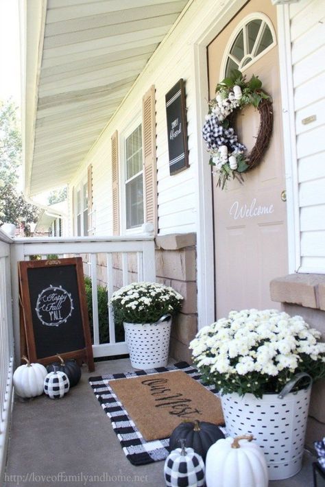 must try Farmhouse Front Porches Decorations, Entryway Styling, Christmas Porches, Farmhouse Front Porch Decor, Porch Farmhouse, Farmhouse Porch Decor, Fall Front Porch Ideas, Porch Living, Thanksgiving Inspiration