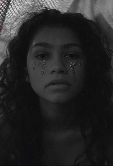 Zendaya Black And White, Aesthetics Music, Euphoria Series, White Aesthetic Photography, Rue Bennett, Dark Tumblr, Euphoria Aesthetic, Girls Are Awesome, Black And White Photo Wall