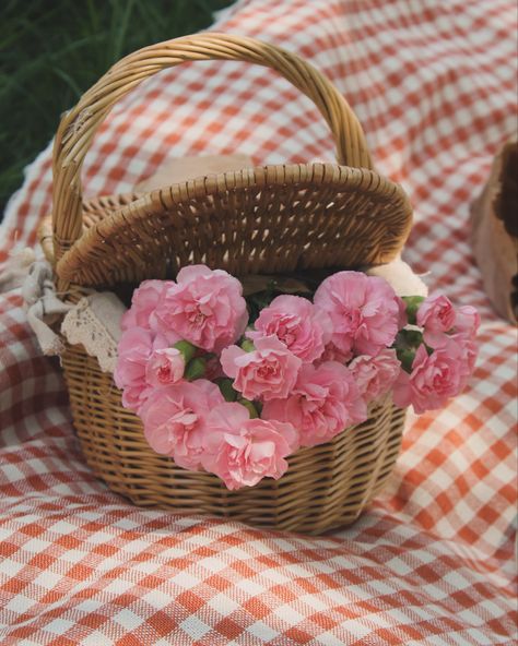 #picnic #flowers Picnic In A Field Of Flowers, Picnic Basket Flowers, Picnic Basket With Flowers, Picnic Bouquet, Picnic Flowers, Flowers Picnic, Birthday Picnic, Photos Inspo, Flower Bucket