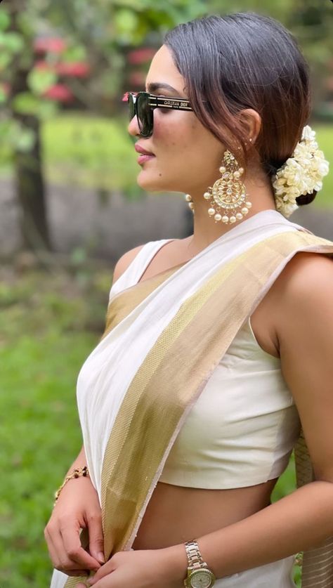 Onam Saree Kerala, Onam Outfits Ideas, Saniya Iyappan, Onam Dress, Onam Outfits, Kerala Saree Blouse Designs, Onam Saree, Bride Photos Poses, Simple Saree Designs