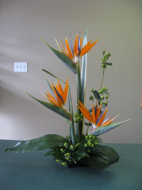 Bird Of Paradise Flower Arrangement, Heliconia Arrangement, Hawaiian Flower Arrangements, Flowers Arrangements Ideas, Arreglos Ikebana, Orchid Flower Arrangements, Tropical Floral Arrangements, Tropical Flower Arrangements, Rose Flower Arrangements