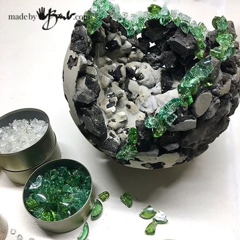 Rock and Concrete Geode Orb Planters - Made By Barb - easy Crystal DIY Geodes to plant moss gardens Diy Geodes, How To Make Rocks, Moss Gardens, Crystal Diy, Cement Garden, Diy Concrete Planters, Cement Diy, Cement Art, Concrete Diy Projects