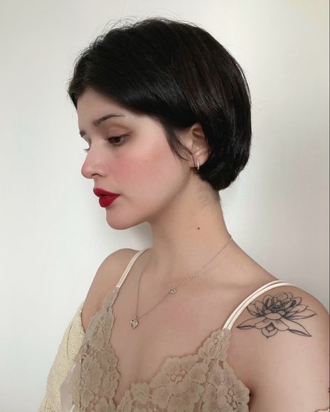 short hair short hairstyle vintage gown short haired girl vintage look red lips look timeless makeup flower tattoo natural makeup selfie photo Short Hair Red Lips, Dark Coquette Tattoos, Coquette Short Hair, Dark Coquette Makeup, Red Lips Look, Vintage Pixie Cut, Short Haired Girl, Vintage Short Hair, Feminine Short Hair