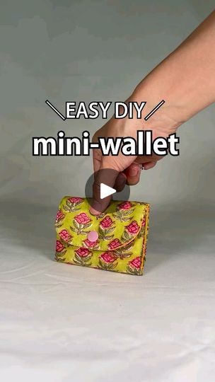 How To Make A Wallet, Diy Mini Wallet, Kool & The Gang, Diy Clothes Accessories, Wallet Sewing Pattern, Wallets For Girls, Pouch Sewing, Handmade Wallet, Diy Wallet