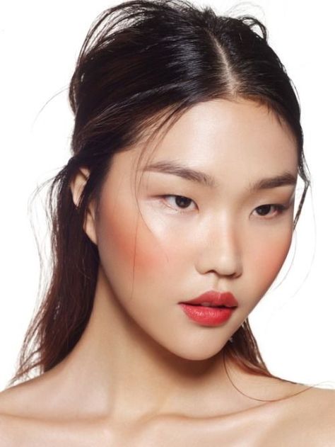 Don't worry, we're not about to present a wild eyebrow trend, draping is a wearable under-the-radar makeup technique that uses blush to sculpt and contour cheekbones. Editorial Make-up, Monolid Makeup, Eyebrow Trends, Waterproof Lipstick, Women's Beauty, Editorial Makeup, Asian Makeup, Red Lipstick, Makeup Techniques