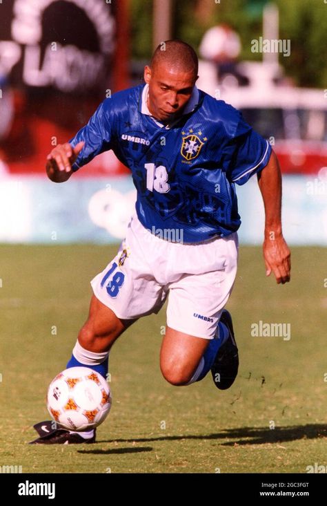 Descargar esta imagen: Ronaldo de brasil en acción en el torneo olímpico de fútbol de 1996 - 2GC3FGT de la biblioteca de Alamy de millones de fotografías, ilustraciones y vectores de alta resolución. Soccer Tournament, Naruto Anime, Olympic Games, Ronaldo, Atlanta, Brazil, Naruto, Soccer, Resolution