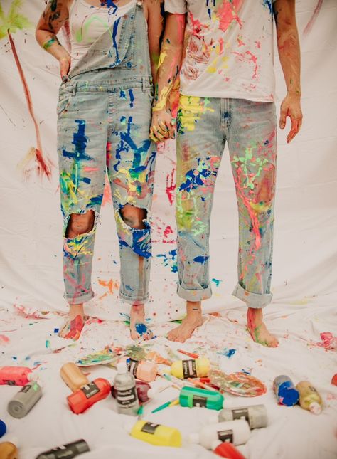 Painting Photoshoot Ideas Couple, Outdoor Paint Photoshoot, Messy Paint Photoshoot, Paint Mini Session, Paint Couple Photoshoot, Couple Painting Photoshoot, Couples Paint Photoshoot, Family Paint Photoshoot, Fun Couple Photoshoot Creative Unique