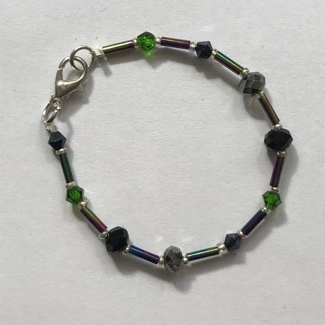 #jewelry #beads #bracelet #emerald Pop Beads, Bracelet Emerald, Beaded Stuff, Gelang Manik, Bracelets Diy, Beaded Jewelry Designs, Jewelry Beads, Bracelet Ideas, Beaded Bracelets Diy